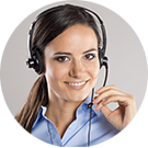 Natural Pharmaceuticals VitaSolaris® D3 savjetnica korisničke podrške sa slušalicama.